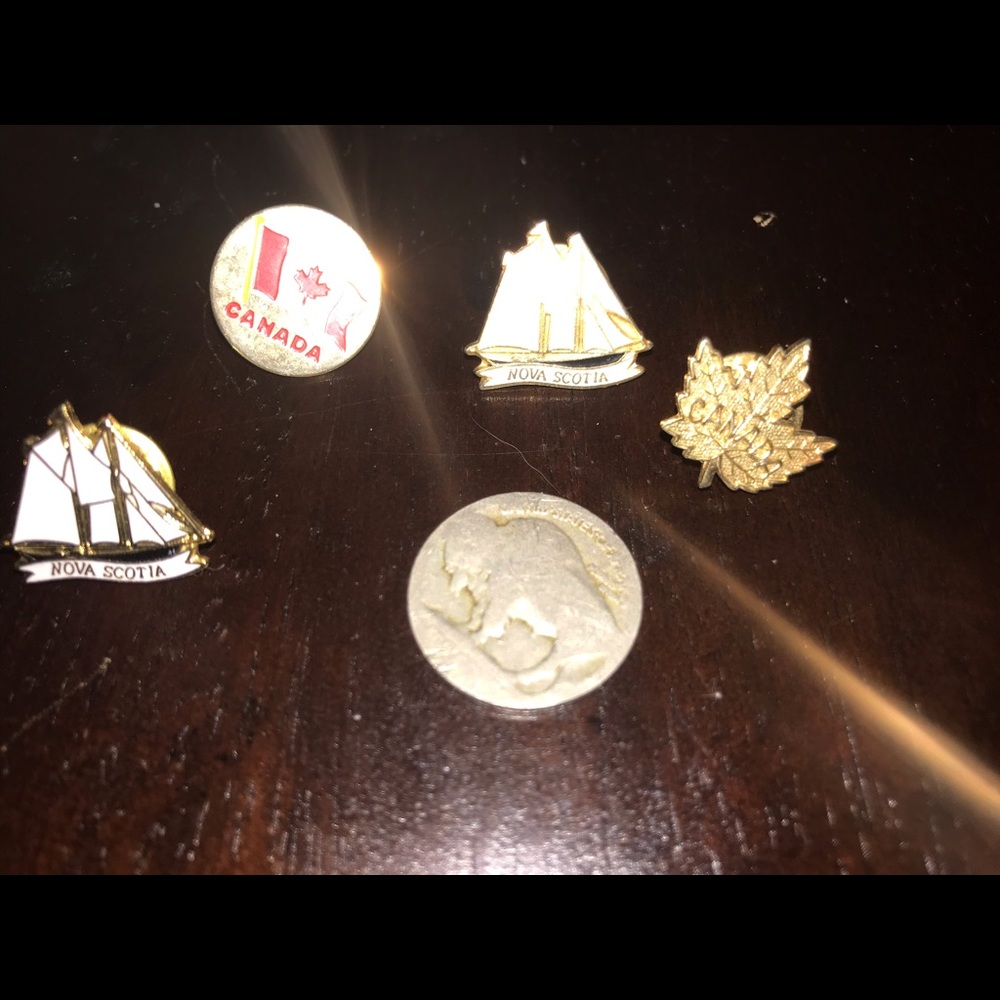 Canada 🇨🇦 pins set ❤️ 🍁 🏒 🏔